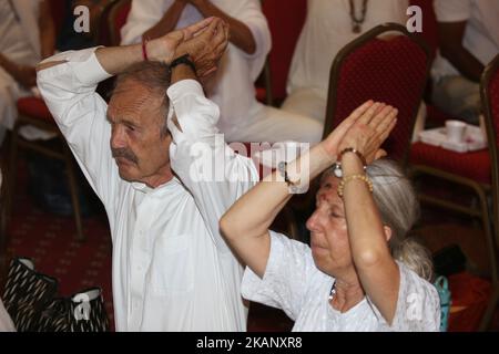 Anhänger ihrer Heiligkeit Amma Sri Karunamayi nehmen am 18. Juni 2017 an besonderen Gebeten Teil, die während des Rudra Abhishekam (einer besonderen Puja, in der Lord Shiva Reis angeboten wird) im Hindu Heritage Centre in Mississauga, Ontario, Kanada, stattfinden. Amma Sri Karunamayi besuchte während ihrer Nordamerika-Tour mehrere Tempel in Kanada, um den Weltfrieden und die Meditation zu fördern. Ihre Heiligkeit Amma Sri Karunamayi ist eine der wenigen weiblichen heiligen Führungspersönlichkeiten des Hinduismus und ihre mitfühlenden Worte und ihre Präsenz haben Menschen verschiedenster Glaubensrichtungen weltweit Frieden und spirituelle Erleuchtung verliehen. Ihre Anhänger halten sie für so Stockfoto