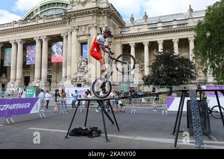 Fahrrad-Motocross für die Olympischen Spiele 2024 in Paris, Frankreich, am 24. Juni 2017. Am 23.. Und 24.. Juni wurde das Herz von Paris in einen riesigen Sportpark verwandelt, um den Olympischen Tag zu feiern und die Kandidatur der Stadt für die Olympischen und Paralympischen Spiele 2024 zu unterstützen. Die Veranstaltung, die in einem noch nie dagewesenen Ausmaß geplant wurde, hat den Parisern und Besuchern der Stadt einen Vorgeschmack auf das gegeben, was kommen wird, wenn Paris am 13. September 2017 vom IOC in Lima als Gastgeberstadt gewählt wird. (Foto von Michel Stoupak/NurPhoto) *** Bitte nutzen Sie die Gutschrift aus dem Kreditfeld *** Stockfoto