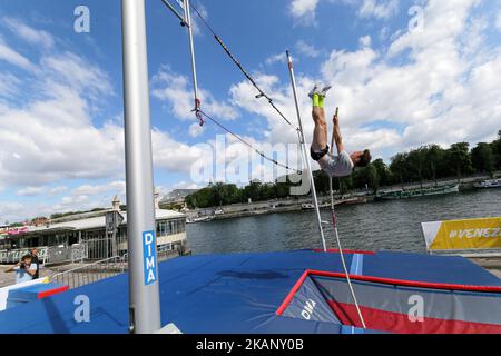 Stabhochsprung während der Olympischen Tage für die Kandidatur der Olympischen Sommerspiele 2024 in Paris, Frankreich, am 24. Juni 2017. Am 23.. Und 24.. Juni wurde das Herz von Paris in einen riesigen Sportpark verwandelt, um den Olympischen Tag zu feiern und die Kandidatur der Stadt für die Olympischen und Paralympischen Spiele 2024 zu unterstützen. Die Veranstaltung, die in einem noch nie dagewesenen Ausmaß geplant wurde, hat den Parisern und Besuchern der Stadt einen Vorgeschmack auf das gegeben, was kommen wird, wenn Paris am 13. September 2017 vom IOC in Lima als Gastgeberstadt gewählt wird. (Foto von Michel Stoupak/NurPhoto) *** Bitte nutzen Sie die Gutschrift aus dem Kreditfeld *** Stockfoto