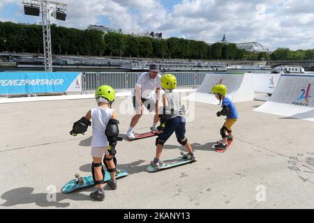 Skateboard für die Olympischen Spiele 2024 in Paris, Frankreich, am 24. Juni 2017. Am 23.. Und 24.. Juni wurde das Herz von Paris in einen riesigen Sportpark verwandelt, um den Olympischen Tag zu feiern und die Kandidatur der Stadt für die Olympischen und Paralympischen Spiele 2024 zu unterstützen. Die Veranstaltung, die in einem noch nie dagewesenen Ausmaß geplant wurde, hat den Parisern und Besuchern der Stadt einen Vorgeschmack auf das gegeben, was kommen wird, wenn Paris am 13. September 2017 vom IOC in Lima als Gastgeberstadt gewählt wird. (Foto von Michel Stoupak/NurPhoto) *** Bitte nutzen Sie die Gutschrift aus dem Kreditfeld *** Stockfoto