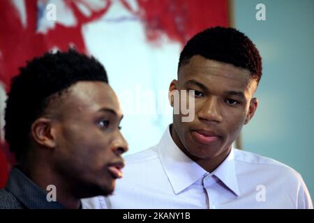 Giannis und Thanasis Antetokounmpo im Onassis Kulturzentrum in Athen, Griechenland, 24. Juni 2017. Die beiden Brüder diskutierten über die Schwierigkeiten, die sie während ihres frühen Beginnens hatten, die vielen Hindernisse, ihre Errungenschaften und die Chancen, die sie hatten. Giannis Antetokounmpo (R) ist ein griechischer Profi-Basketballspieler für die Milwaukee Bucks der National Basketball Association (NBA) und Thanasis Antetokounmpo (L) ist ein griechischer Profi-Basketballspieler für MoraBanc Andorra der Lisa ACB (Foto: Giorgos Georgiou/NurPhoto) *** Bitte nutzen Sie die Gutschrift aus dem Credit Field *** Stockfoto