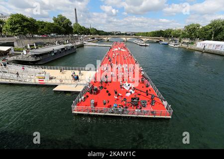 Schwimmende Leichtathletik-Strecke auf der seine für die Olympischen Spiele 2024 in Paris, Frankreich, am 24. Juni 2017 installiert. Am 23.. Und 24.. Juni wurde das Herz von Paris in einen riesigen Sportpark verwandelt, um den Olympischen Tag zu feiern und die Kandidatur der Stadt für die Olympischen und Paralympischen Spiele 2024 zu unterstützen. Die Veranstaltung, die in einem noch nie dagewesenen Ausmaß geplant wurde, hat den Parisern und Besuchern der Stadt einen Vorgeschmack auf das gegeben, was kommen wird, wenn Paris am 13. September 2017 vom IOC in Lima als Gastgeberstadt gewählt wird. (Foto von Michel Stoupak/NurPhoto) *** Bitte Stockfoto