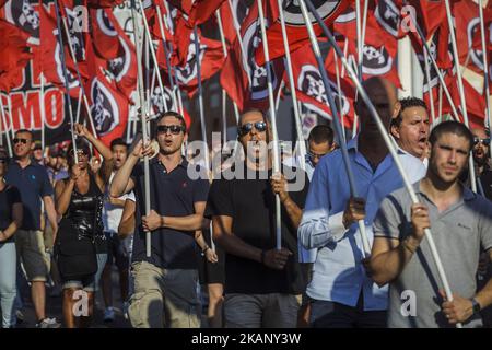 Tausende Mitglieder der italienischen Rechtsextremen-Bewegung CasaPound aus ganz Italien marschieren mit Flaggen und Schreien von Slogans während einer Demonstration zum Protest gegen den 'Ius Soli' in Rom, Italien, am 24. Juni 2017. Der 'Ius Soli' ist das Recht von jedem, der auf dem Staatsgebiet geboren wurde, auf die Nationalität oder die Staatsbürgerschaft.(Photo by Giuseppe Ciccia/NurPhoto) *** Bitte benutzen Sie die Gutschrift aus dem Kreditfeld *** Stockfoto