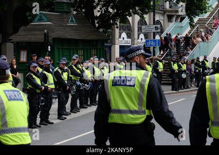 Am 24. Juni 2017 lachten die Polizisten die Straßen entlang der EDL-marschroute in London. Eine hohe Polizeipräsenz hält die rechtsextreme englische Verteidigungsliga und die Anti-EDL auseinander, die demonstrieren, wie die EDL es durch das Zentrum Londons schafft, gegen den islam im Vereinigten Königreich zu protestieren. (Foto von Jay Shaw Baker/NurPhoto) *** Bitte nutzen Sie die Gutschrift aus dem Kreditfeld *** Stockfoto