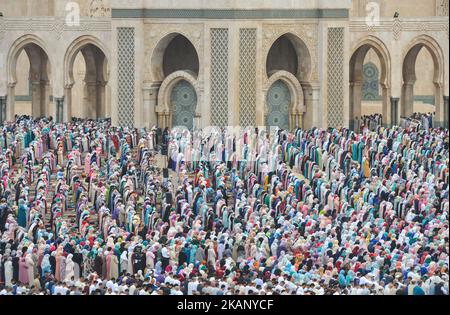 Marokkanische Muslime führen Eid al-Fitr-Gebet in Casca, in Hassan II Moschee. Muslime auf der ganzen Welt feiern Eid al-Fitr zum Ende des Fastenmonats Ramadan. Am Montag, den 26. Juni 2017, in Casca, Marokko. Foto von Artur Widak *** Bitte nutzen Sie die Gutschrift aus dem Kreditfeld *** Stockfoto