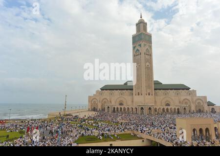 Marokkanische Muslime versammeln sich, um Eid al-Fitr Gebet in Casablancas Hassan II Moschee zu feiern. Muslime auf der ganzen Welt feiern Eid al-Fitr zum Ende des Fastenmonats Ramadan. Am Montag, den 26. Juni 2017, in Casablanca, Marokko. Foto von Artur Widak *** Bitte nutzen Sie die Gutschrift aus dem Kreditfeld *** Stockfoto