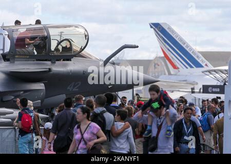 Am letzten Tag der Internationalen Paris Air Show am Flughafen Le Bourget in der Nähe von Paris, am 25. Juni 2017, laufen die Besucher auf dem Asphalt vor einem französischen Jetfighter von Dassault Aviation Rafale. Diese Messe ist die wichtigste expo dieser Art weltweit und bringt Besucher verschiedenster Herkunft, von Enthusiasten bis zu Anfänger und Profis, zusammen. Es ist eine wirtschaftliche und industrielle Veranstaltung von höchstem internationalen Niveau und eine Gelegenheit für viele Fachleute auf dem Gebiet, sich auszutauschen und ihre größten Innovationen zu präsentieren. (Foto von Michel Stoupak/NurPhoto) *** Bitte nutzen Sie die Gutschrift von Stockfoto