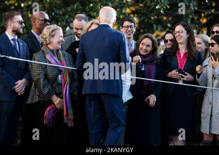 Washington, Usa. 03.. November 2022. US-Präsident Joe Biden begrüßt die Menschen, als er am 3. November 2022 an Bord von Marine One auf dem South Lawn des Weißen Hauses in Washington, DC, geht. Biden reist nach New Mexico, um an Veranstaltungen mit Michelle Lujan Grisham, dem Gouverneur von New Mexico, sowie anderen staatlichen und lokalen Beamten teilzunehmen, bevor er in San Diego, Chicago, Philadelphia und Wilmington Halt macht.Foto von Oliver Contreras/Pool/ABACAPRESS.COM Quelle: Abaca Press/Alamy Live News Stockfoto