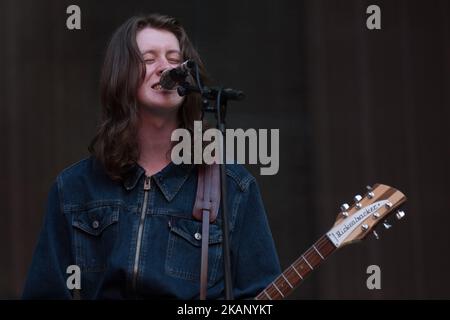 Die britische Indie-Popband Blossoms spielt am 17. Juni 2017 live auf der Bühne im Wembley Stadium, London. Die Band besteht aus Tom Ogden (Lead Vocals, Guitar), Charlie Salt (Bass, Backing Vocals), Josh Dewhurst (Lead Guitar, Percussion), Joe Donovan (Drums) und Myles Kellock (Keyboards, Synthesizer, Backing Vocals). (Foto von Alberto Pezzali/NurPhoto) *** Bitte nutzen Sie die Gutschrift aus dem Kreditfeld *** Stockfoto