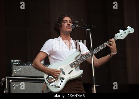 Die britische Indie-Popband Blossoms spielt am 17. Juni 2017 live auf der Bühne im Wembley Stadium, London. Die Band besteht aus Tom Ogden (Lead Vocals, Guitar), Charlie Salt (Bass, Backing Vocals), Josh Dewhurst (Lead Guitar, Percussion), Joe Donovan (Drums) und Myles Kellock (Keyboards, Synthesizer, Backing Vocals). (Foto von Alberto Pezzali/NurPhoto) *** Bitte nutzen Sie die Gutschrift aus dem Kreditfeld *** Stockfoto