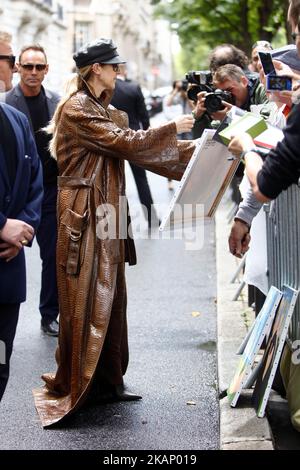 Die kanadische Sängerin Celine Dion verlässt am 28. Juni 2017 ihr Hotel in Paris, Frankreich. (Foto von Mehdi Taamallah/NurPhoto) *** Bitte benutzen Sie die Gutschrift aus dem Kreditfeld *** Stockfoto