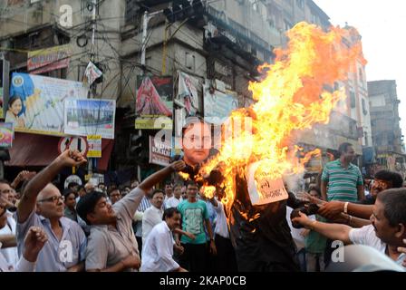 Tuchhändler und -Arbeiter verbrennen am Donnerstag, den 29.. Juni 2017, das Bildnis von Premierminister Narendra Modi, Finanzminister Arun Jetli und Amit Shah in Burrabazar während des Streiks gegen GST in Kalkata, Indien. Tuchhändler gehen ab 27. Juni zu einem dreitägigen landesweiten Streik, um gegen 5 Prozent GST (Waren- und Dienstleistungssteuer) zu protestieren, die auf die von ihnen erbrachten Dienstleistungen (Arbeitsleistungen) für die Textilindustrie erhoben werden.Textilhändler protestieren gegen eine komplexe, verwirrende GST (Waren- und Dienstleistungssteuer) Regeln im ganzen Land. (Foto von Sonali Pal Chaudhury/NurPhoto) *** Bitte nutzen Sie die Gutschrift von Cre Stockfoto