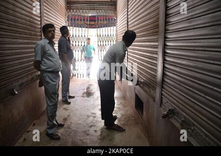 Ein Tuchhändler schließt am Donnerstag, dem 29.. Juni 2017, den Laden in Burrabazar während des Streiks gegen GST in Kalkutta, Indien. Tuchhändler gehen ab 27. Juni zu einem dreitägigen landesweiten Streik, um gegen 5 Prozent GST (Waren- und Dienstleistungssteuer) zu protestieren, die auf die von ihnen erbrachten Dienstleistungen (Arbeitsleistungen) für die Textilindustrie erhoben werden.Textilhändler protestieren gegen eine komplexe, verwirrende GST (Waren- und Dienstleistungssteuer) Regeln im ganzen Land. (Foto von Sonali Pal Chaudhury/NurPhoto) *** Bitte nutzen Sie die Gutschrift aus dem Kreditfeld *** Stockfoto