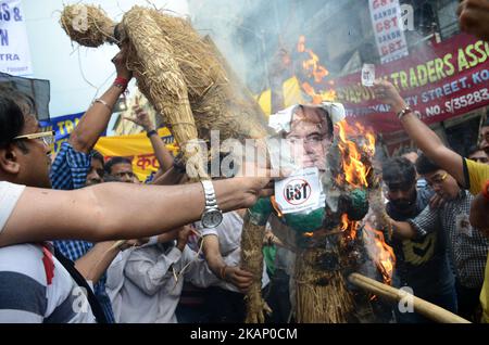 Tuchhändler und -Arbeiter verbrennen am Donnerstag, den 29.. Juni 2017, während des Streiks gegen GST in Kalkutta, Indien, ein Abbild von Finanzminister Arun Jetli in Burrabazar. Tuchhändler gehen ab 27. Juni zu einem dreitägigen landesweiten Streik, um gegen 5 Prozent GST (Waren- und Dienstleistungssteuer) zu protestieren, die auf die von ihnen erbrachten Dienstleistungen (Arbeitsleistungen) für die Textilindustrie erhoben werden.Textilhändler protestieren gegen eine komplexe, verwirrende GST (Waren- und Dienstleistungssteuer) Regeln im ganzen Land. (Foto von Sonali Pal Chaudhury/NurPhoto) *** Bitte nutzen Sie die Gutschrift aus dem Kreditfeld *** Stockfoto