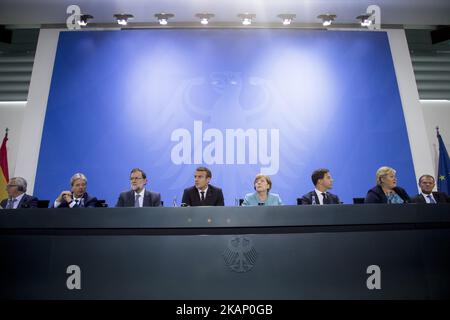 Bundeskanzlerin Angela Merkel (4R) und andere EU-Staats- und Regierungschefs (L-R), Jean-Claude Juncker, der italienische Premierminister Paolo Gentiloni, der spanische Premierminister Mariano Rajoy, der französische Präsident Emmanuel Macron, der niederländische Premierminister Mark Rutte, Die norwegische Ministerpräsidentin Erna Solberg und der Präsident des Europäischen Rates Donald Tusk werden am 29. Juni 2017 bei einer Pressekonferenz im Bundeskanzleramt in Berlin abgebildet. Bundeskanzlerin Merkel trifft heute die europäischen Staats- und Regierungschefs der G20 vor den G20, die am 7. Und 8. Juli 2017 in Hamburg sein werden. (Foto von Emmanu Stockfoto