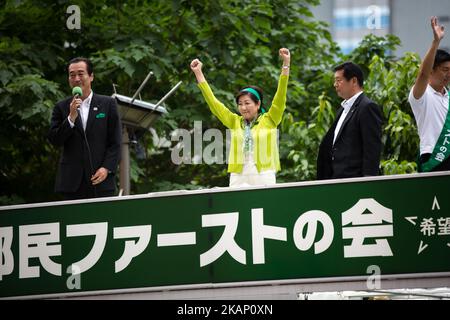 Tokyo Gov. Yuriko Koike, Mitte, die auch die Tokyo Citizens First Party leitet, winkt den Wählern von oben auf einem Wahlkampfwagen mit Parteimitgliedern während des Wahlkampfs für die Tokyo Metropolitan Assembly am 1. Juli 2017 in Akihabara, Tokio, Japan, die Hände. (Foto von Richard Atrero de Guzman/NurPhoto) *** Bitte nutzen Sie die Gutschrift aus dem Kreditfeld *** Stockfoto