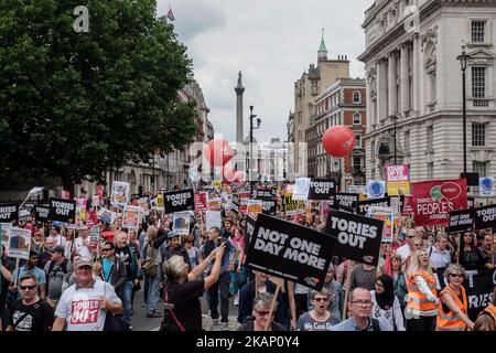 Die Demonstranten machen sich am 1. Juli 2017 durch die Whitehall Street im Zentrum von London in London, Großbritannien, auf den Weg. Zehntausende Menschen marschieren durch das Zentrum Londons, um gegen die neue konservative Partei, die DUP-Koalitionsregierung, zu protestieren. Die Demonstranten machten sich auf den Weg von der Portland Street, wo sich das BBC-Hauptquartier befindet, und machten sich auf den Weg zum Parliament Square. (Foto von Jay Shaw Baker/NurPhoto) *** Bitte nutzen Sie die Gutschrift aus dem Kreditfeld *** Stockfoto