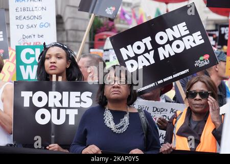 Diane Abbott MP steht am 1. Juli 2017 in London, Großbritannien, an der Vorderseite des marsches. Zehntausende Menschen marschieren durch das Zentrum Londons, um gegen die neue konservative Partei, die DUP-Koalitionsregierung, zu protestieren. Die Demonstranten machten sich auf den Weg von der Portland Street, wo sich das BBC-Hauptquartier befindet, und machten sich auf den Weg zum Parliament Square. (Foto von Jay Shaw Baker/NurPhoto) *** Bitte nutzen Sie die Gutschrift aus dem Kreditfeld *** Stockfoto