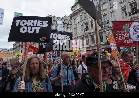 Die Demonstranten machen sich am 1. Juli 2017 in London, Großbritannien, durch das Zentrum Londons auf den Weg. Zehntausende Menschen marschieren durch das Zentrum Londons, um gegen die neue konservative Partei, die DUP-Koalitionsregierung, zu protestieren. Die Demonstranten machten sich auf den Weg von der Portland Street, wo sich das BBC-Hauptquartier befindet, und machten sich auf den Weg zum Parliament Square. (Foto von Jay Shaw Baker/NurPhoto) *** Bitte nutzen Sie die Gutschrift aus dem Kreditfeld *** Stockfoto