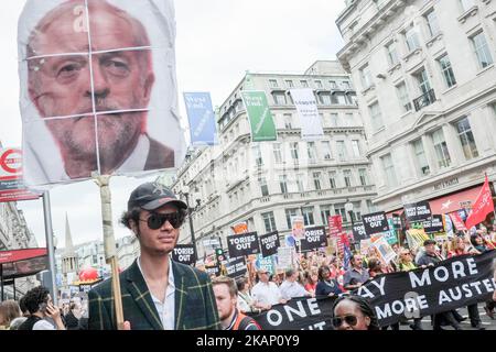 Ein Mann hält ein Plakat mit Jeremy Corbyn in London, Großbritannien, am 1. Juli 2017. Zehntausende Menschen marschieren durch das Zentrum Londons, um gegen die neue konservative Partei, die DUP-Koalitionsregierung, zu protestieren. Die Demonstranten machten sich auf den Weg von der Portland Street, wo sich das BBC-Hauptquartier befindet, und machten sich auf den Weg zum Parliament Square. (Foto von Jay Shaw Baker/NurPhoto) *** Bitte nutzen Sie die Gutschrift aus dem Kreditfeld *** Stockfoto