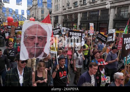 Die Demonstranten machen sich am 1. Juli 2017 in London, Großbritannien, durch das Zentrum Londons auf den Weg. Zehntausende Menschen marschieren durch das Zentrum Londons, um gegen die neue konservative Partei, die DUP-Koalitionsregierung, zu protestieren. Die Demonstranten machten sich auf den Weg von der Portland Street, wo sich das BBC-Hauptquartier befindet, und machten sich auf den Weg zum Parliament Square. (Foto von Jay Shaw Baker/NurPhoto) *** Bitte nutzen Sie die Gutschrift aus dem Kreditfeld *** Stockfoto