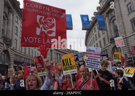 Eine Frau hält ein Plakat der Labour-Partei hoch, als die Demonstranten am 1. Juli 2017 in London, Großbritannien, durch das Zentrum Londons marschieren. Zehntausende Menschen marschieren durch das Zentrum Londons, um gegen die neue konservative Partei, die DUP-Koalitionsregierung, zu protestieren. Die Demonstranten machten sich auf den Weg von der Portland Street, wo sich das BBC-Hauptquartier befindet, und machten sich auf den Weg zum Parliament Square. (Foto von Jay Shaw Baker/NurPhoto) *** Bitte nutzen Sie die Gutschrift aus dem Kreditfeld *** Stockfoto