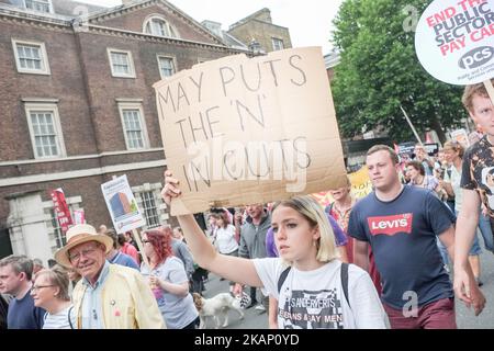 Die Demonstranten machen sich am 1. Juli 2017 in London, Großbritannien, durch das Zentrum Londons auf den Weg. Zehntausende Menschen marschieren durch das Zentrum Londons, um gegen die neue konservative Partei, die DUP-Koalitionsregierung, zu protestieren. Die Demonstranten machten sich auf den Weg von der Portland Street, wo sich das BBC-Hauptquartier befindet, und machten sich auf den Weg zum Parliament Square. (Foto von Jay Shaw Baker/NurPhoto) *** Bitte nutzen Sie die Gutschrift aus dem Kreditfeld *** Stockfoto