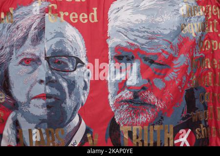 Ein Banner zeigt einen Jeremy Corbyn und Theresa May mit dem gleichen Gesicht von Rupert Merdoch in London, Großbritannien, am 1. Juli 2017. Zehntausende Menschen marschieren durch das Zentrum Londons, um gegen die neue konservative Partei, die DUP-Koalitionsregierung, zu protestieren. Die Demonstranten machten sich auf den Weg von der Portland Street, wo sich das BBC-Hauptquartier befindet, und machten sich auf den Weg zum Parliament Square. (Foto von Jay Shaw Baker/NurPhoto) *** Bitte nutzen Sie die Gutschrift aus dem Kreditfeld *** Stockfoto