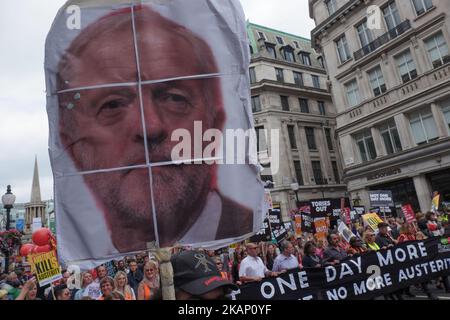 Ein Mann hält ein Plakat mit Jeremy Corbyn in London, Großbritannien, am 1. Juli 2017. Zehntausende Menschen marschieren durch das Zentrum Londons, um gegen die neue konservative Partei, die DUP-Koalitionsregierung, zu protestieren. Die Demonstranten machten sich auf den Weg von der Portland Street, wo sich das BBC-Hauptquartier befindet, und machten sich auf den Weg zum Parliament Square. (Foto von Jay Shaw Baker/NurPhoto) *** Bitte nutzen Sie die Gutschrift aus dem Kreditfeld *** Stockfoto