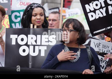 Diane Abbott MP steht am 1. Juli 2017 in London, Großbritannien, an der Vorderseite des marsches. Zehntausende Menschen marschieren durch das Zentrum Londons, um gegen die neue konservative Partei, die DUP-Koalitionsregierung, zu protestieren. Die Demonstranten machten sich auf den Weg von der Portland Street, wo sich das BBC-Hauptquartier befindet, und machten sich auf den Weg zum Parliament Square. (Foto von Jay Shaw Baker/NurPhoto) *** Bitte nutzen Sie die Gutschrift aus dem Kreditfeld *** Stockfoto