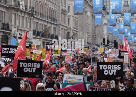 Die Demonstranten machen sich am 1. Juli 2017 in London, Großbritannien, durch das Zentrum Londons auf den Weg. Zehntausende Menschen marschieren durch das Zentrum Londons, um gegen die neue konservative Partei, die DUP-Koalitionsregierung, zu protestieren. Die Demonstranten machten sich auf den Weg von der Portland Street, wo sich das BBC-Hauptquartier befindet, und machten sich auf den Weg zum Parliament Square. (Foto von Jay Shaw Baker/NurPhoto) *** Bitte nutzen Sie die Gutschrift aus dem Kreditfeld *** Stockfoto