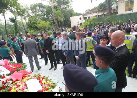 Ein Beamter der italienischen Botschaft hält Blumen bereit, während er mit Blumen vor dem neu errichteten Gebäude, in dem sich das Holey Artisan Cafe in Gulshan in Dhaka, Bangladesch, am 01. Juli 2017 aufhielt, Respekt zollt. Bangladesch Bei Einem Terroranschlag von Mitgliedern der lokalen militanten Gruppe Jamautul Mujahedin in einem beliebten Restaurant in Dhaka am 01. Juli 2016 starben 20 Geiseln und mehrere wurden verletzt. Militärkommandos töteten sechs Schützen und retteten 13 Geiseln während des Angriffs. Das Restaurant Dhaka Holey wurde umgesiedelt und der alte Standort als Residenz umgebaut. (Foto von Monirul Alam/NurPhoto) *** Bitte U Stockfoto