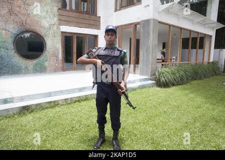 Die Sicherheitspolizei überprüft eine Person an einem Kontrollpunkt vor dem neu errichteten Holey Artisan Cafe in Gulshan in Dhaka, Bangladesch 30. Juni 2017. Bei einem Terroranschlag von Mitgliedern der lokalen militanten Gruppe Jamautul Mujahedin in einem beliebten Restaurant in Dhaka am 01. Juli 2016 starben 20 Geiseln und mehrere wurden verletzt. Militärkommandos töteten sechs Schützen und retteten 13 Geiseln während des Angriffs. Das Restaurant Dhaka Holey wurde umgesiedelt und der alte Standort als Residenz umgebaut. (Foto von Monirul Alam/NurPhoto) *** Bitte nutzen Sie die Gutschrift aus dem Kreditfeld *** Stockfoto