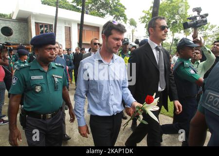 Ein Beamter der italienischen Botschaft hält Blumen bereit, während er mit Blumen vor dem neu errichteten Gebäude, in dem sich das Holey Artisan Cafe in Gulshan in Dhaka, Bangladesch, am 01. Juli 2017 aufhielt, Respekt zollt. Bangladesch Bei Einem Terroranschlag von Mitgliedern der lokalen militanten Gruppe Jamautul Mujahedin in einem beliebten Restaurant in Dhaka am 01. Juli 2016 starben 20 Geiseln und mehrere wurden verletzt. Militärkommandos töteten sechs Schützen und retteten 13 Geiseln während des Angriffs. Das Restaurant Dhaka Holey wurde umgesiedelt und der alte Standort als Residenz umgebaut. (Foto von Monirul Alam/NurPhoto) *** Bitte U Stockfoto