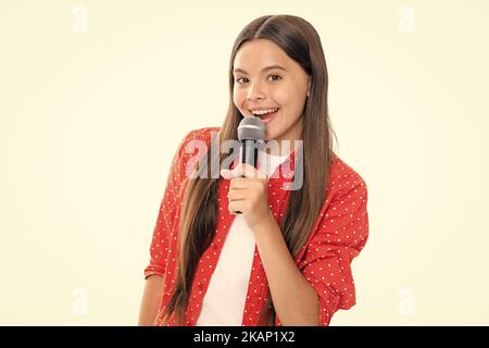 Hübsches kleines Mädchen, das mit dem Mikrofon singt. Porträt der emotionalen erstaunt aufgeregt Teenager-Mädchen. Porträt von glücklich lächelnd Teenager-Kind Mädchen. Stockfoto