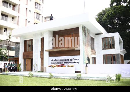 Der ehemalige Standort der Holey Artisan Bakery wird am 1. Jahrestag des Café-Angriffs am 1. Juli 2017 in Dhaka, Bangladesch, gesehen. Am 1. Juli 2016 tötete ein brutaler Angriff des Islamischen Staates 18 Ausländer und vier Bangladeschis in der Bäckerei Holey Artisan. Dann hielten sie Personal und Mäzene 10 Stunden lang als Geisel. (Foto von Sony Ramany/NurPhoto) *** Bitte nutzen Sie die Gutschrift aus dem Kreditfeld *** Stockfoto