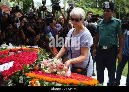 Eine Frau besucht ein Denkmal am ehemaligen Standort der Holey Artisan Bakery zum einjährigen Jahrestag des Café-Angriffs am 1. Juli 2017 in Dhaka, Bangladesch. Am 1. Juli 2016 tötete ein brutaler Angriff des Islamischen Staates 18 Ausländer und vier Bangladeschis in der Bäckerei Holey Artisan. Dann hielten sie Personal und Mäzene 10 Stunden lang als Geisel. (Foto von Sony Ramany/NurPhoto) *** Bitte nutzen Sie die Gutschrift aus dem Kreditfeld *** Stockfoto