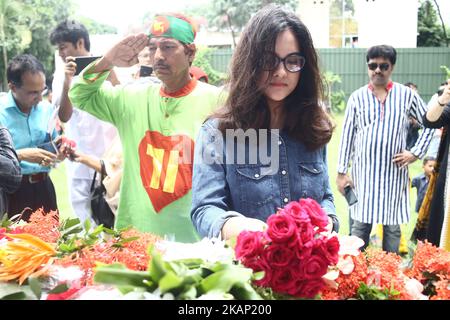 Eine Frau besucht ein Denkmal am ehemaligen Standort der Holey Artisan Bakery zum einjährigen Jahrestag des Café-Angriffs am 1. Juli 2017 in Dhaka, Bangladesch. Am 1. Juli 2016 tötete ein brutaler Angriff des Islamischen Staates 18 Ausländer und vier Bangladeschis in der Bäckerei Holey Artisan. Dann hielten sie Personal und Mäzene 10 Stunden lang als Geisel. (Foto von Sony Ramany/NurPhoto) *** Bitte nutzen Sie die Gutschrift aus dem Kreditfeld *** Stockfoto