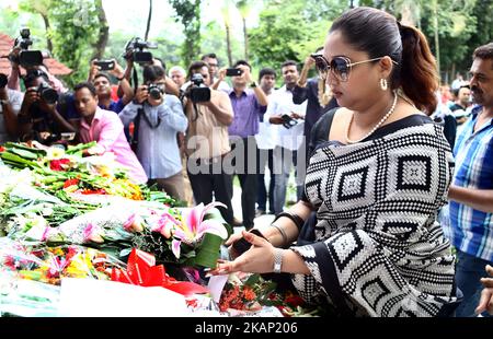 Eine Frau besucht ein Denkmal am ehemaligen Standort der Holey Artisan Bakery zum einjährigen Jahrestag des Café-Angriffs am 1. Juli 2017 in Dhaka, Bangladesch. Am 1. Juli 2016 tötete ein brutaler Angriff des Islamischen Staates 18 Ausländer und vier Bangladeschis in der Bäckerei Holey Artisan. Dann hielten sie Personal und Mäzene 10 Stunden lang als Geisel. (Foto von Sony Ramany/NurPhoto) *** Bitte nutzen Sie die Gutschrift aus dem Kreditfeld *** Stockfoto