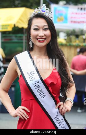 Miss Toronto World 2017 ALICE LI nimmt am 01. Juli 2017 an einer multikulturellen Feier zum Canada Day auf dem Yonge-Dundas Square in der Innenstadt von Toronto, Ontario, Kanada, Teil. Kanadier im ganzen Land feierten den 150.. Geburtstag Kanadas (den 150.. Jahrestag der Konföderation). (Foto by Creative Touch Imaging Ltd./NurPhoto) *** Bitte nutzen Sie die Gutschrift aus dem Kreditfeld *** Stockfoto