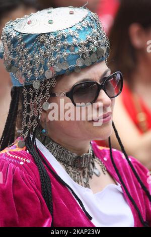 Eine Afghanin in traditioneller Kleidung nimmt am 01. Juli 2017 an einer multikulturellen Feier zum Canada Day auf dem Yonge-Dundas Square in der Innenstadt von Toronto, Ontario, Kanada, Teil. Kanadier im ganzen Land feierten den 150.. Geburtstag Kanadas (den 150.. Jahrestag der Konföderation). (Foto by Creative Touch Imaging Ltd./NurPhoto) *** Bitte nutzen Sie die Gutschrift aus dem Kreditfeld *** Stockfoto