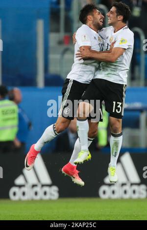 Emre Can, Lars Stindl (R) von der deutschen Fußballnationalmannschaft feiern am 02. Juli 2017 in St. Petersburg, Russland, den Sieg nach dem Finalspiel des FIFA Confederations Cup 2017 zwischen Chile und Deutschland. (Foto von Igor Russak/NurPhoto) *** Bitte nutzen Sie die Gutschrift aus dem Kreditfeld *** Stockfoto