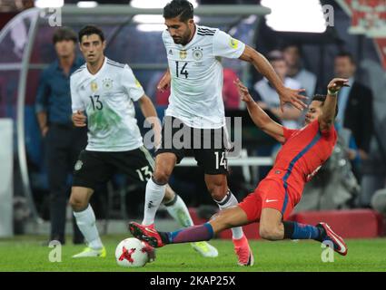 Lars Stindl (L), Emre Can von der deutschen Fußballnationalmannschaft und Alexis Sanchez (R) von der chilenischen Fußballnationalmannschaft wetteifern am 02. Juli 2017 im St. Petersburg Stadium 2017 im Finale des FIFA Confederations Cup zwischen Chile und Deutschland um den Ball. (Foto von Igor Russak/NurPhoto) *** Bitte nutzen Sie die Gutschrift aus dem Kreditfeld *** Stockfoto