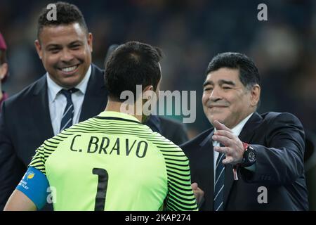 Der brasilianische Ex-Spieler Ronaldo (L) Claudio Bravo (C) von der chilenischen Fußballnationalmannschaft und Diego Armando Maradona (R) während des Finalspiels des FIFA Confederations Cup 2017 zwischen Chile und Deutschland im St. Petersburg Stadium am 02. Juli 2017 in St. Petersburg, Russland. (Foto von Igor Russak/NurPhoto) *** Bitte nutzen Sie die Gutschrift aus dem Kreditfeld *** Stockfoto