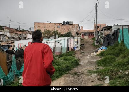 Die Gemeinde Altos de la Florida liegt südwestlich der Gemeinde Suacha (oder Soacha), am Stadtrand von Bogotá. Es wird geschätzt, dass 30 Prozent der rund 2,400 Einwohner in einer Situation der Zwangsvertreibung leben, die durch die anhaltenden Kämpfe zwischen verschiedenen bewaffneten Gruppen im Land verursacht wird.Grundversorgung wie Wasser, Kanalisation, grundlegende sanitäre Einrichtungen, menschenwürdige Wohnungen und Gesundheitsversorgung fehlen. Ihre wirtschaftlichen, sozialen und kulturellen Rechte werden aufgrund unzureichender Unterstützung durch die Regierung nicht ausreichend befriedigt. Die Bevölkerung verlässt sich auf sich selbst durch kommunale Verwaltung und direkte Stockfoto