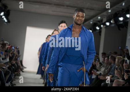 Models laufen auf der Ivanman Fashion Show während der Mercedes-Benz Berlin Fashion Week Frühjahr/Sommer 2018 am 4. Juli 2017 im Jandorf Kaufhaus in Berlin. (Foto von Emmanuele Contini/NurPhoto) *** Bitte benutzen Sie die Gutschrift aus dem Kreditfeld *** Stockfoto