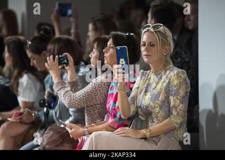 Während der Ewa Herzog Modenschau im Rahmen der Mercedes-Benz Berlin Fashion Week Frühjahr/Sommer 2018 im Jandorf Kaufhaus in Berlin am 4. Juli 2017 fotografieren die Gäste mit ihrem Handy. (Foto von Emmanuele Contini/NurPhoto) *** Bitte benutzen Sie die Gutschrift aus dem Kreditfeld *** Stockfoto