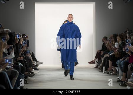 Models laufen auf der Ivanman Fashion Show während der Mercedes-Benz Berlin Fashion Week Frühjahr/Sommer 2018 am 4. Juli 2017 im Jandorf Kaufhaus in Berlin. (Foto von Emmanuele Contini/NurPhoto) *** Bitte benutzen Sie die Gutschrift aus dem Kreditfeld *** Stockfoto