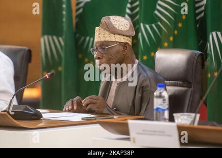 Pretoria, Südafrika. 2.. November 2022. Olusegun Obasanjo, der hohe Vertreter der Afrikanischen Union (AU) für das Horn von Afrika und ehemaliger Präsident von Nigeria, nimmt an einer Pressekonferenz über die Ergebnisse der von der AU geführten Verhandlungen in Pretoria, Südafrika, am 2. November 2022 Teil. Die äthiopische Regierung und die Rebellen der Tigray People's Liberation Front (TPLF) haben am Mittwoch eine Vereinbarung zur Beendigung eines zweijährigen Konflikts in Nord-Äthiopien bekannt gegeben. Quelle: Alet Pretorius/Xinhua/Alamy Live News Stockfoto