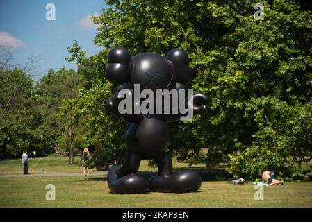 Die Frieze Sculpture, Londons größte Freiluftausstellung mit 23 führenden Künstlern, ist am 5. Juli 2017 im Regent’s Park in London, Großbritannien, zu sehen. Die erste Sommerausstellung der Frieze im Regent’s Park vereint 23 neue und bedeutende Werke von Meistern des 20.. Jahrhunderts und führenden zeitgenössischen Künstlern. (Foto von Alberto Pezzali/NurPhoto) *** Bitte nutzen Sie die Gutschrift aus dem Kreditfeld *** Stockfoto